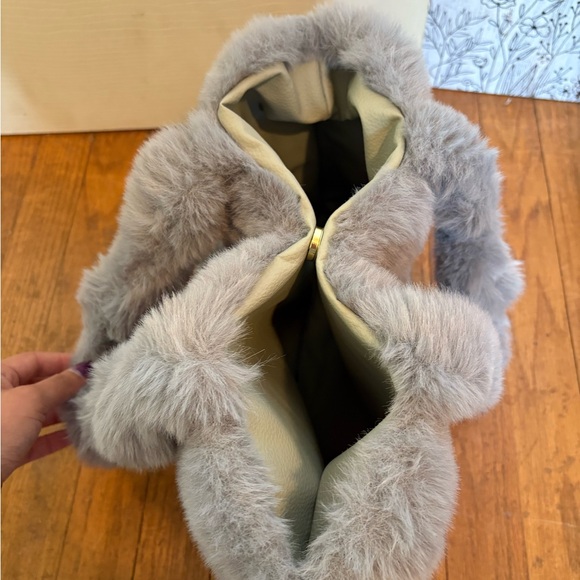 Luxurious Gray Faux Fur Tote Bag - Picture 2 of 3